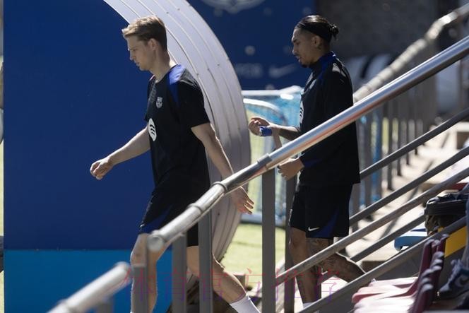 德容因肠胃炎缺席训练 但有望赶上国家德比